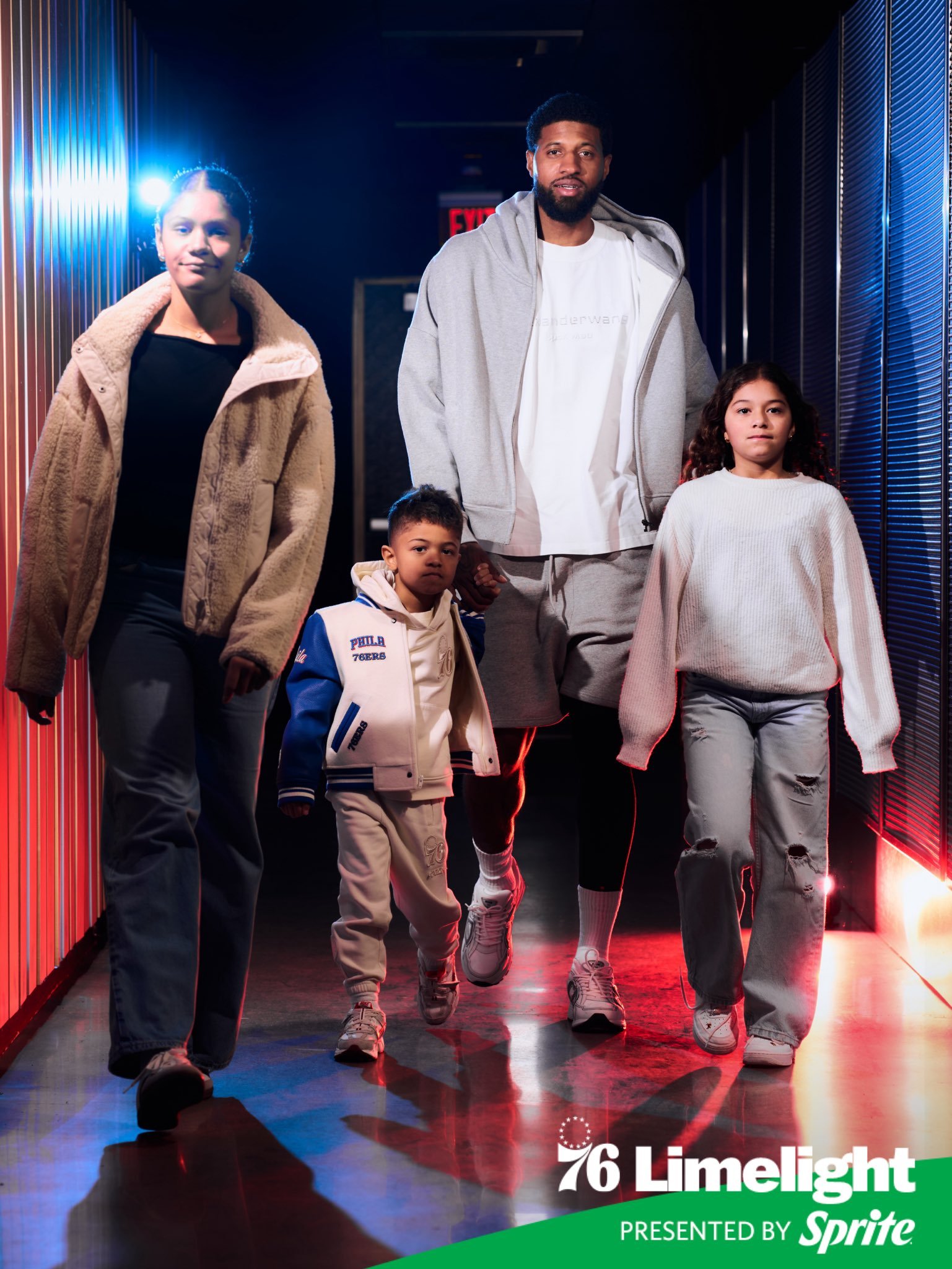 分享今日份赛前抵达主场球馆时的帅泡～好久不见了！今天还带上了家里的“三小只”！费