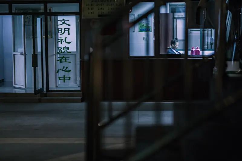 最近“殡仪馆夜班 1600”这个话题挺火的。之前网上疯传深圳一殡仪馆招抬尸工，白