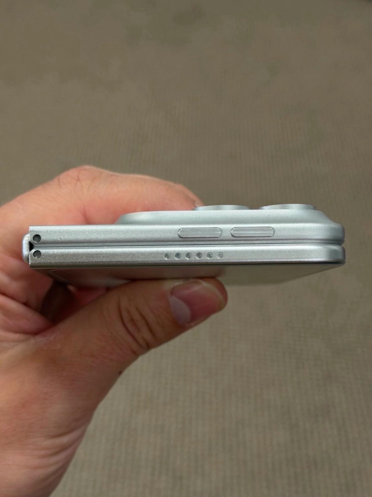 iPhone 18 Pro系列金属模型曝光，外观上与17 Pro差不多。最值得期