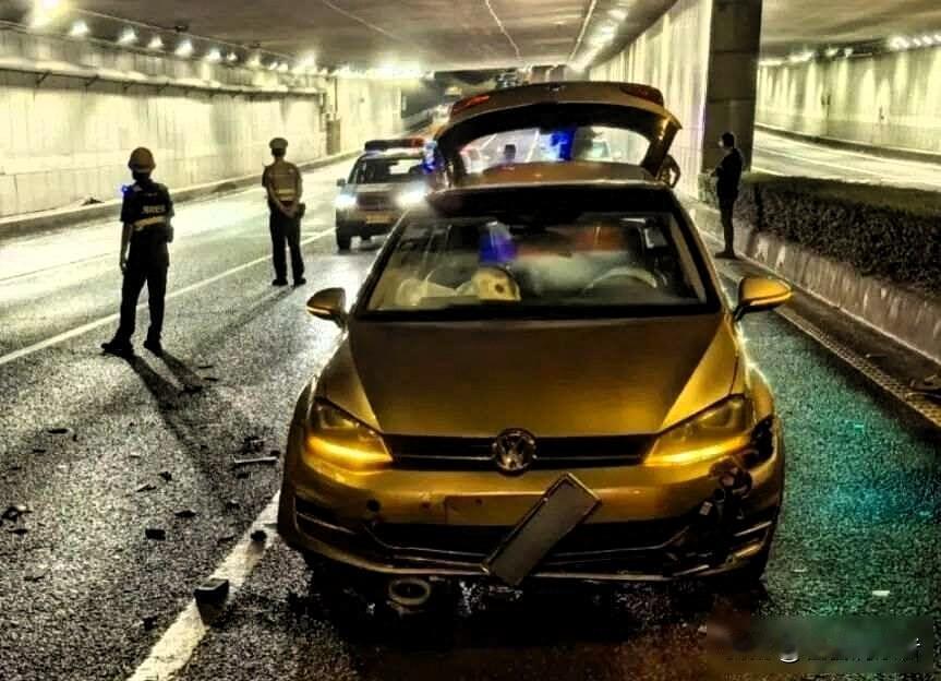 深夜隧道事故，醉酒逆行引血案，头盔疑云谁之过

凌晨四点，广州一条隧道口，电动车