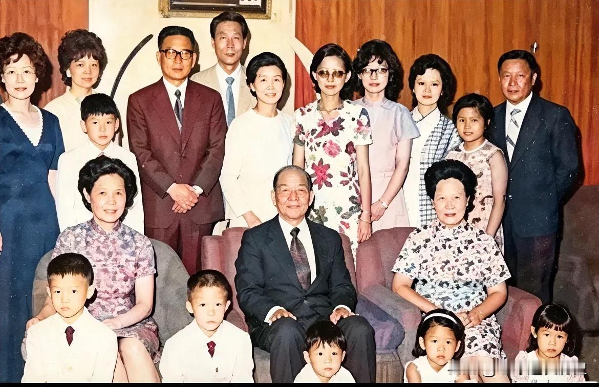 1974年，正值正夫人曾广瑜六十寿辰，胡琏将军一家齐聚台北家中，拍下了这张阵容浩