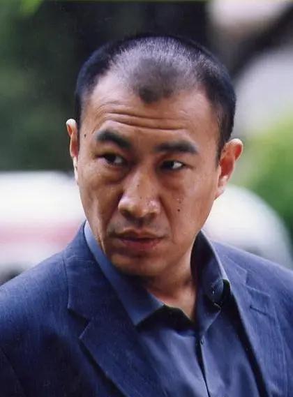 2002年，孙红雷还在拍《征服》的时候，下班在饭馆吃饭时，被一群人给堵住了，那人