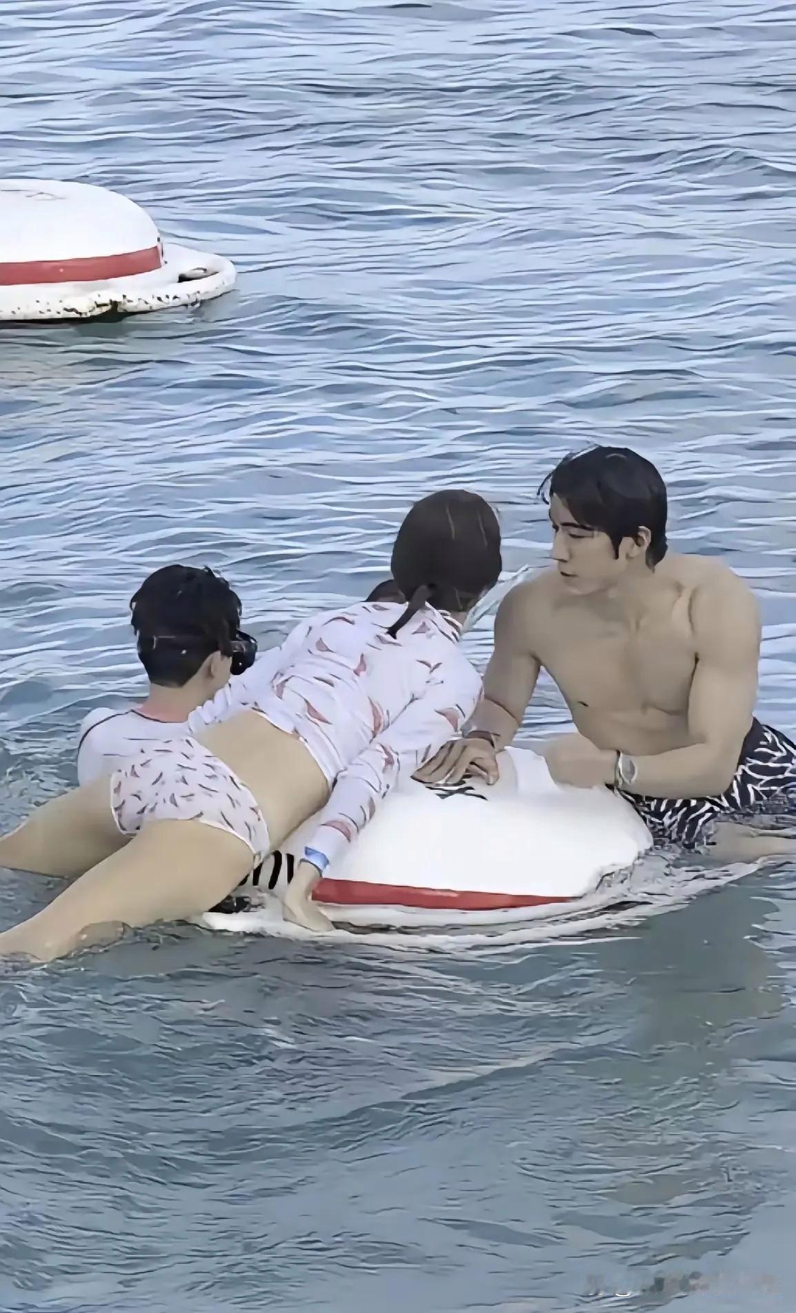 金晨玩水，可开心了 