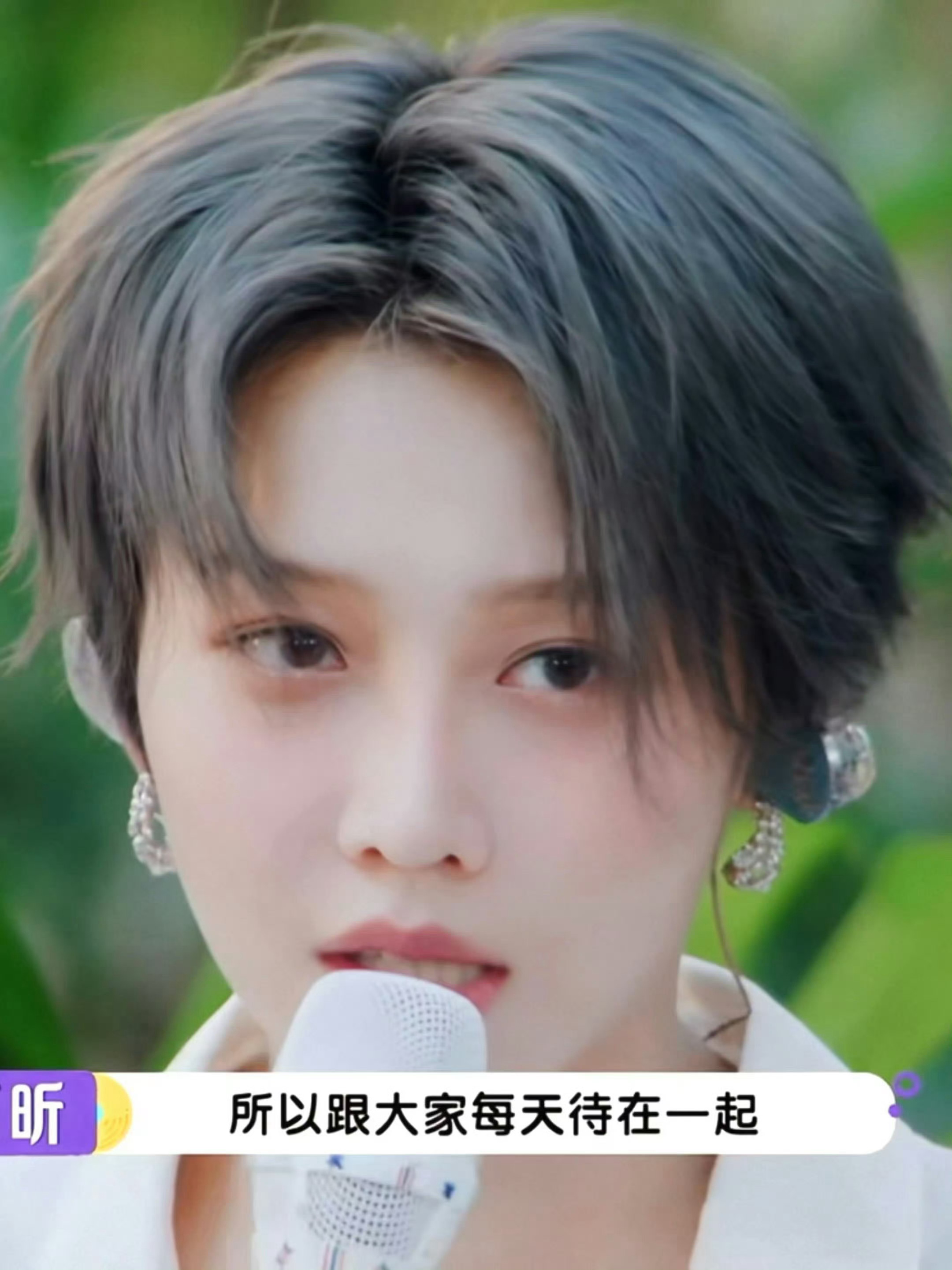 刘雨昕身上的干净不一样，她是那种从内而外透出来的清澈 