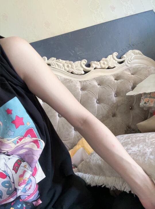 这才是紧致白皙纤细有型，女生的手臂。