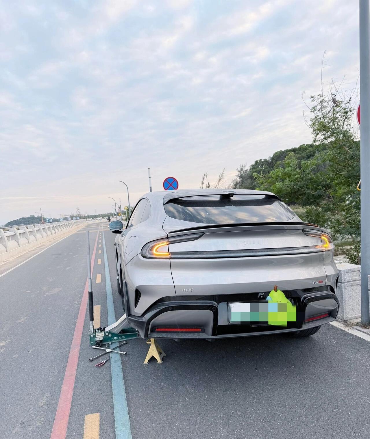 小米Yu7一月两爆胎，是轮胎太脆还是八字不合？开十年车从没遇过的糟心事！真的开出