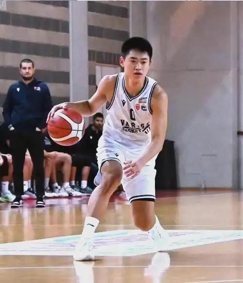 别再拿“交学费”当借口了！赵维伦打喀麦隆上场4分钟，2投0中仅1助攻。这种零碎时