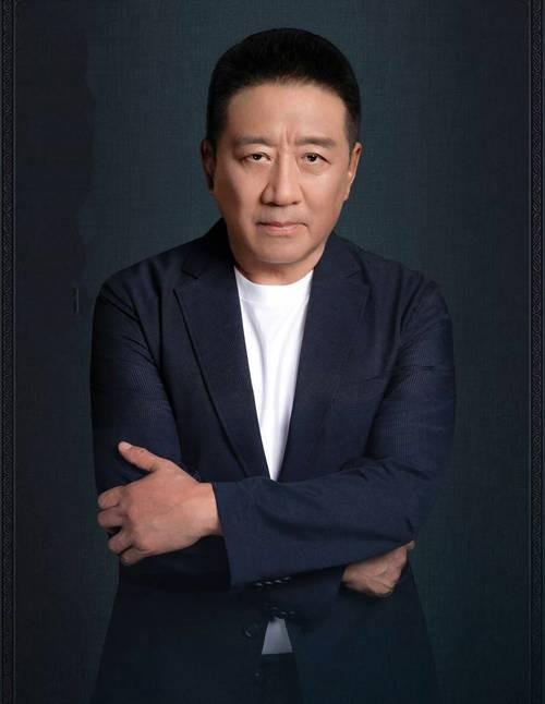 演员 丁勇岱 说：＂2000年的时候，在北京站要进站，一个警察瞅见我，冷不丁就做