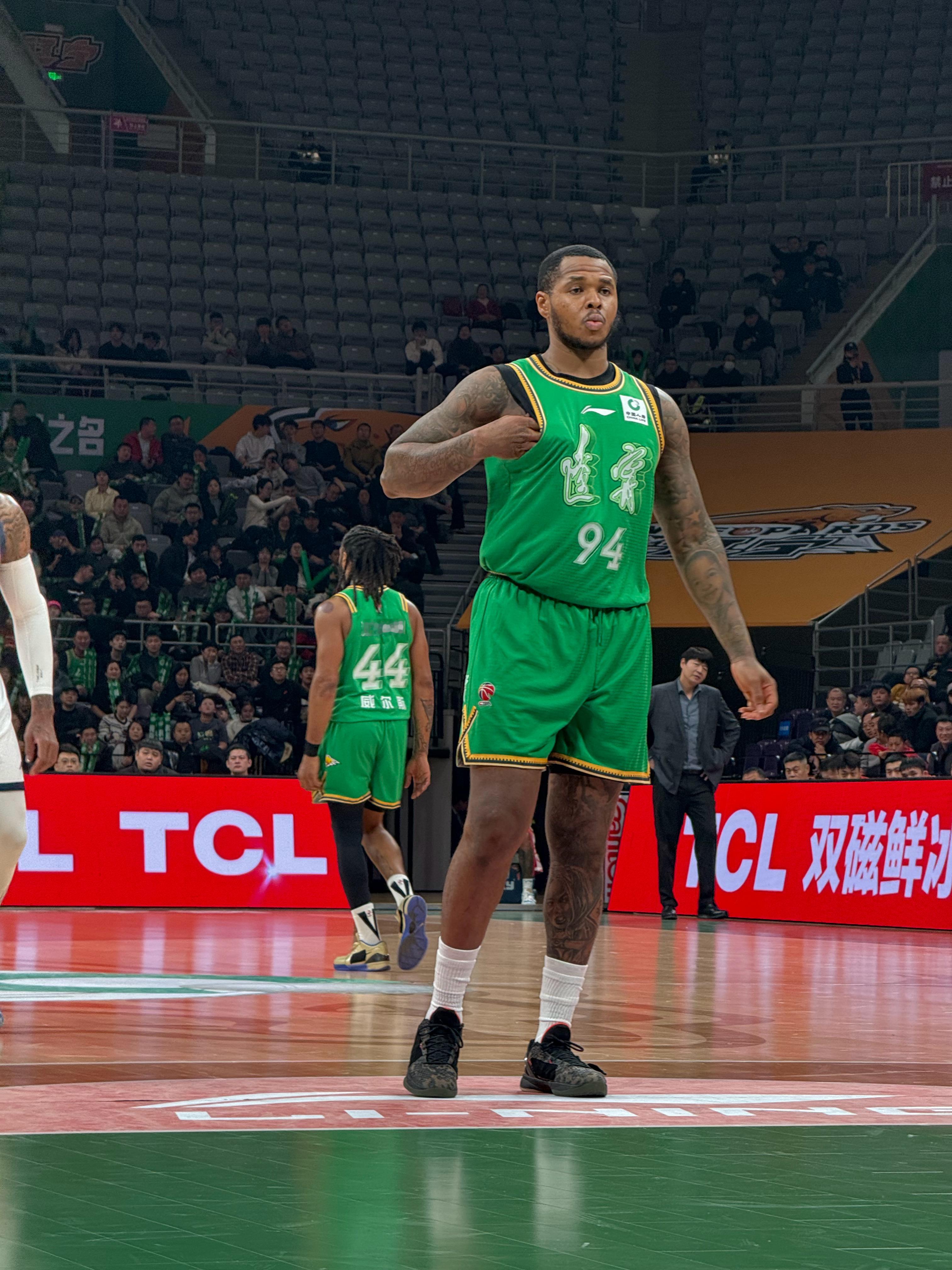 辽宁男篮vs山东男篮亨特登场，抢篮板造成对手犯规，2罚全中！ 