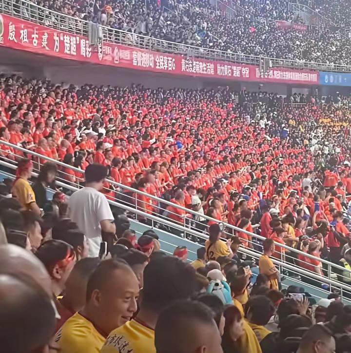 《楚超》黄石vs荆州的揭幕战，变成了九江主场，一干多名九江球迷声援黄石队，比正赛
