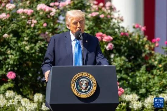新华社消息，美国总统特朗普17日在社交媒体上发文，宣布2月1日起对丹麦、挪威、瑞