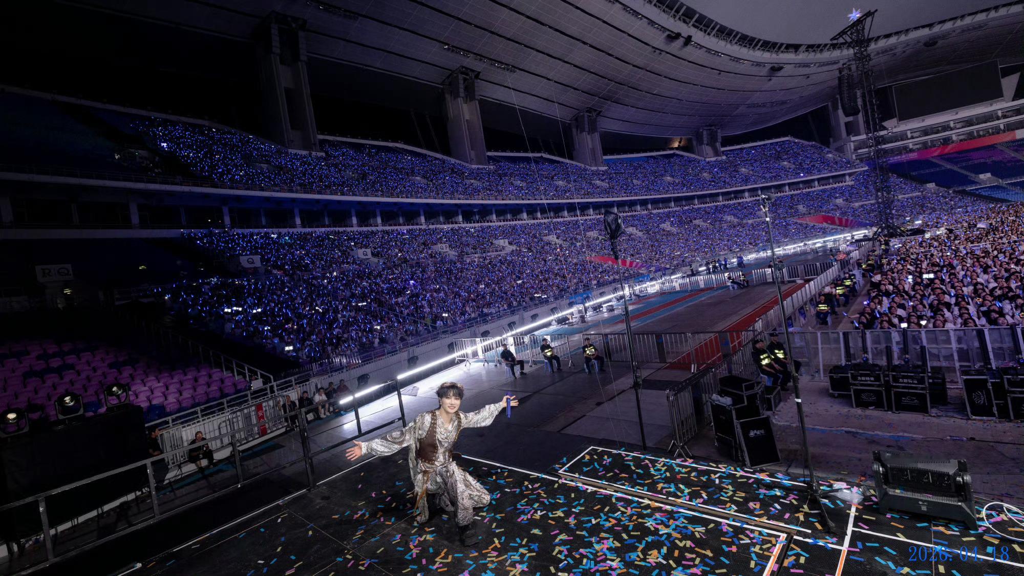 周深第一次来到广州体育场唱歌六年等待，终赴星海之约✨从布幕到钢铁巨兽，灯光织就漫