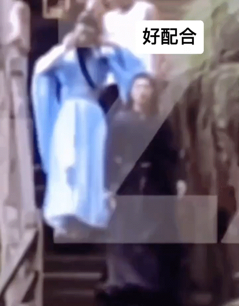 他还特意停下来让他戳👈 
