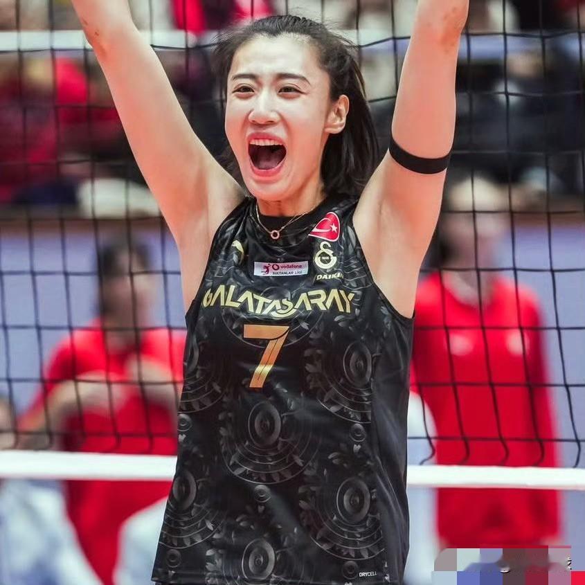 王媛媛太适合国外打球了！

刚到土耳其还不到一周时间，加拉塔萨雷的球迷就给她取了