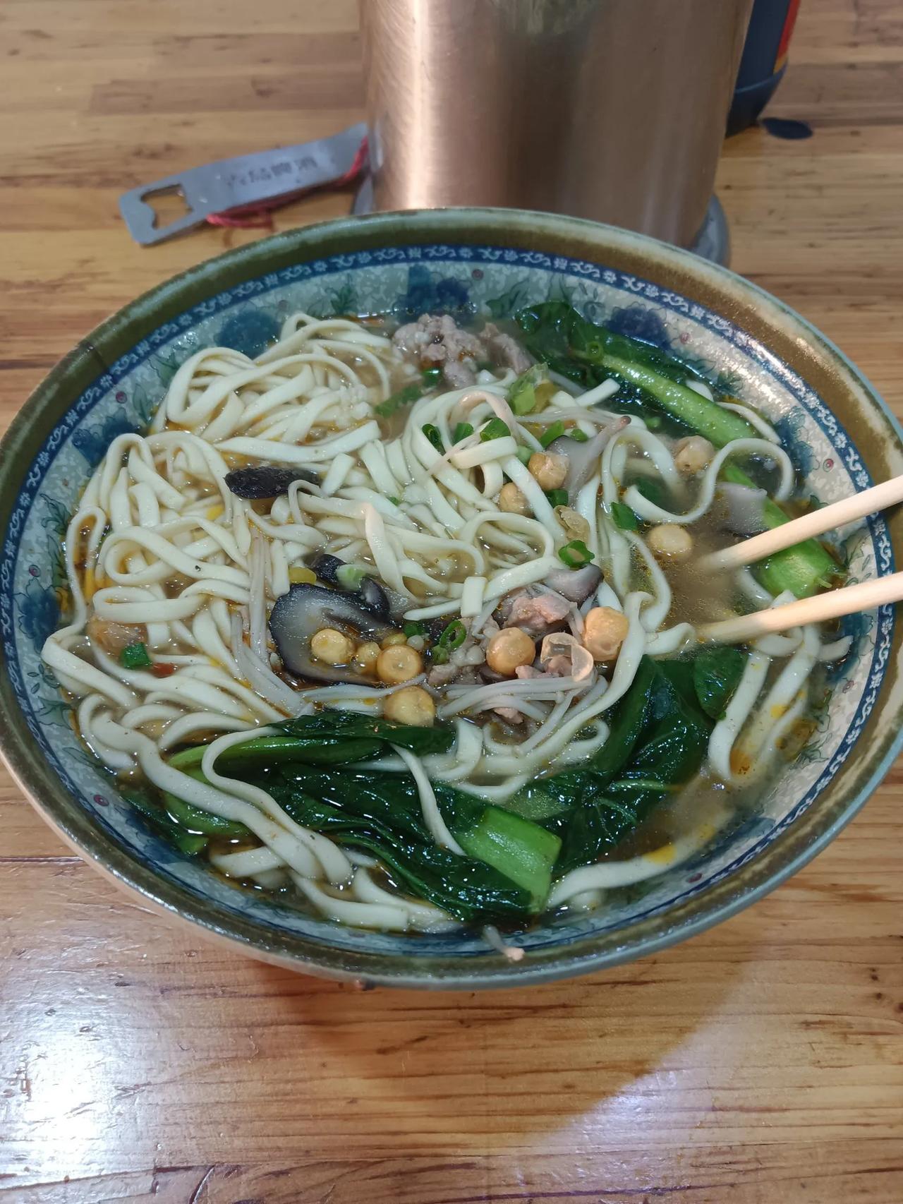 冬日生活打卡季好高兴！昨夜的一场小雨换来了今天的艳阳天。今早起得很早来到了孝感这