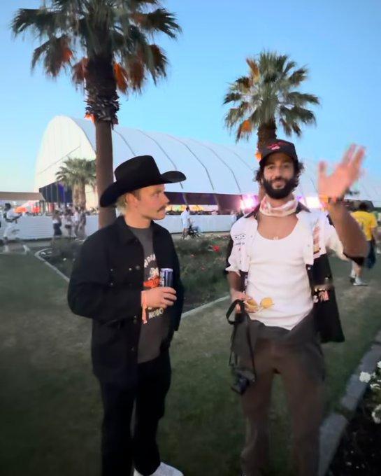 博塔斯和里卡多在科切拉音乐节上偶遇👀📸保罗·里普克F1赛车