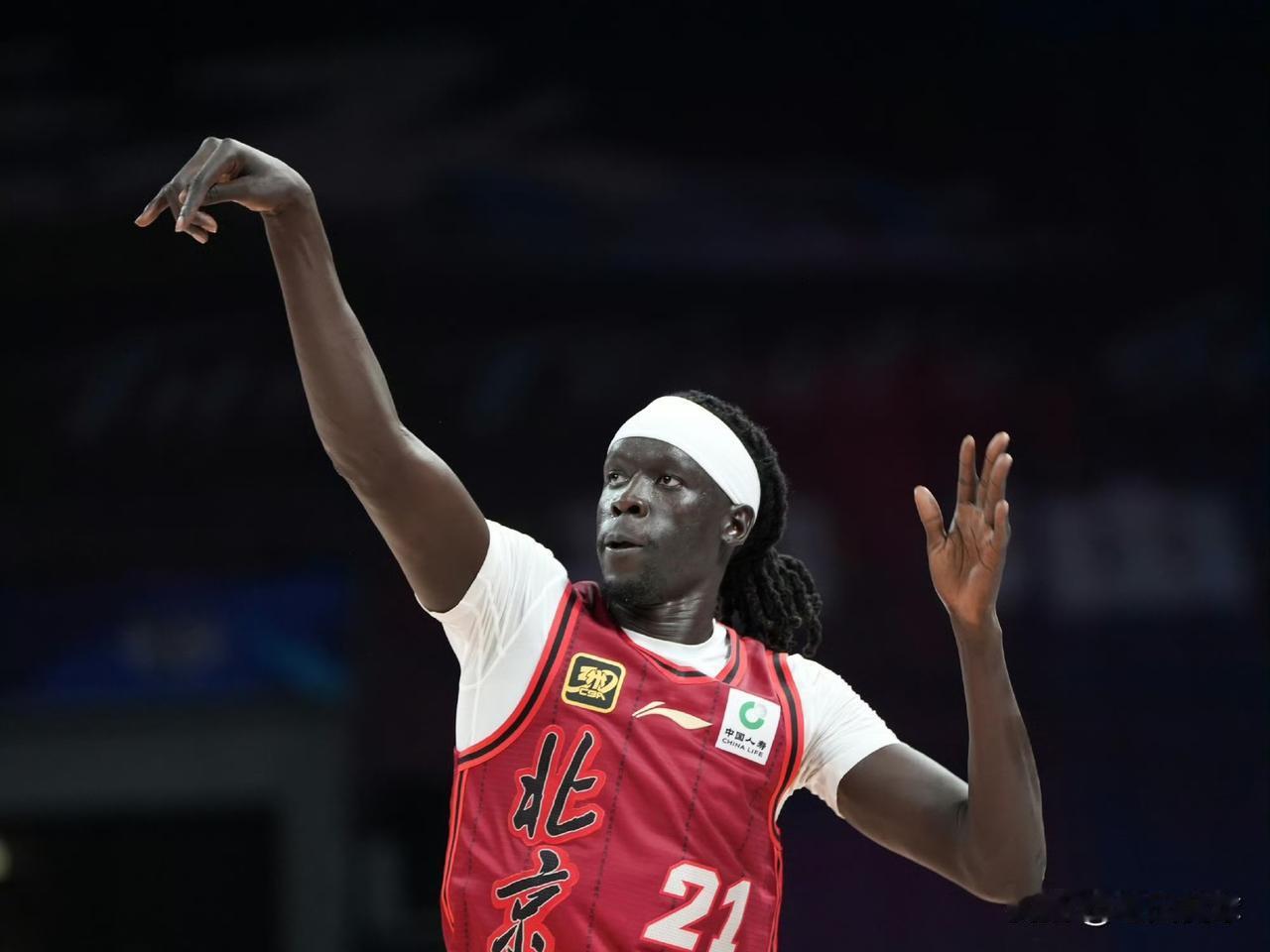 奥莫特目前还在北汽阵中…随着曾凡博的回归，今天有媒体曝出奥莫特被裁掉的消息。据了