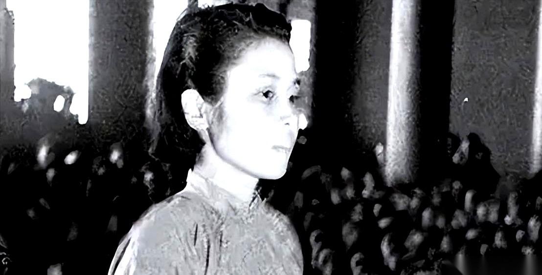 1951年4月，四川昭化西郊荒草地。
三声鼓响，37岁的女教师王化琴被反绑着双手