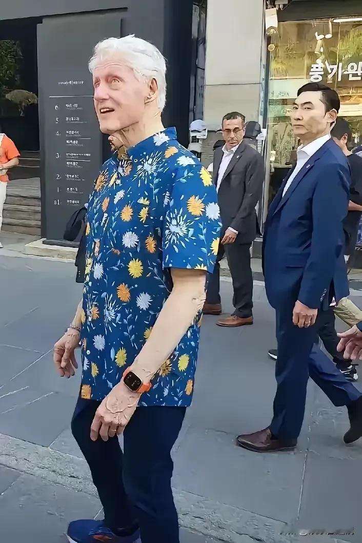 有人在韩国街头看到了美国前总统克林顿，衣服穿的花里胡哨的，符合他一向的风格，这是