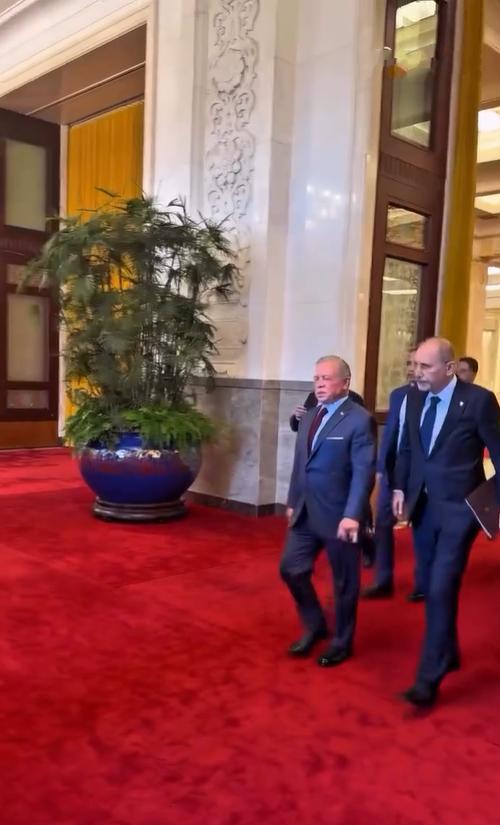 约旦国王乘车抵达人民大会堂，一身正装走在红毯上太有王者气势啦！

8月24日约旦
