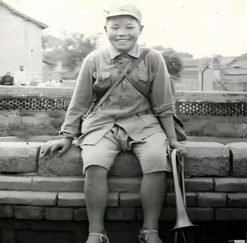 1942年，16岁的八路军小战士宋双来，在送信回去途中，遭遇了日伪军的骑兵。情急