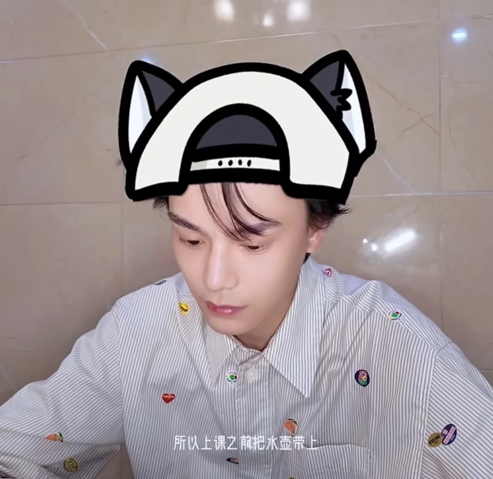 我家宝宝真的很乖，还知道听妈妈的话，上课记得把水壶带上 