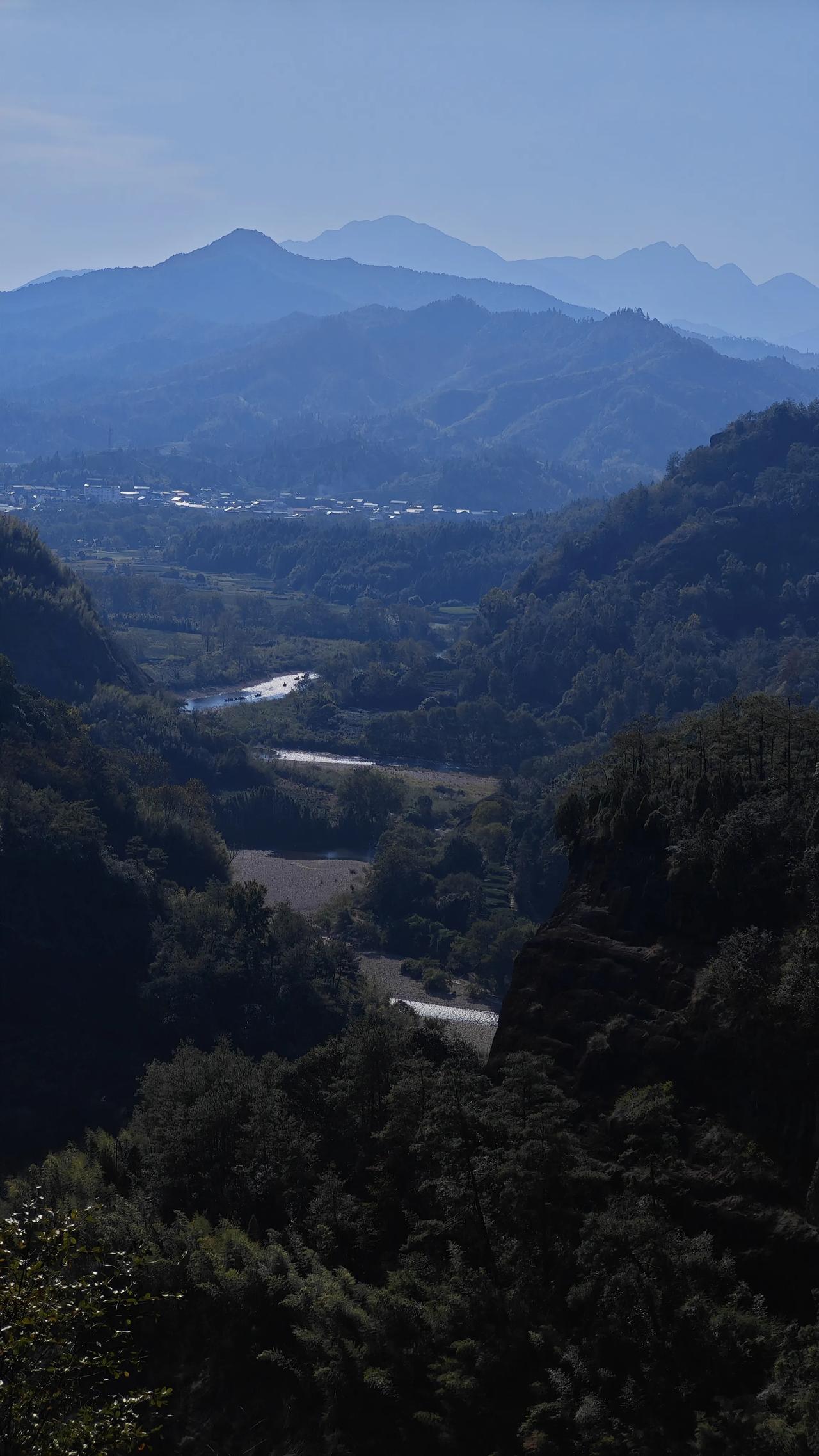 
登天游峰有感
上午攀登天游峰，

信步悠然向上行，

竹笺河流脚下走，

清风