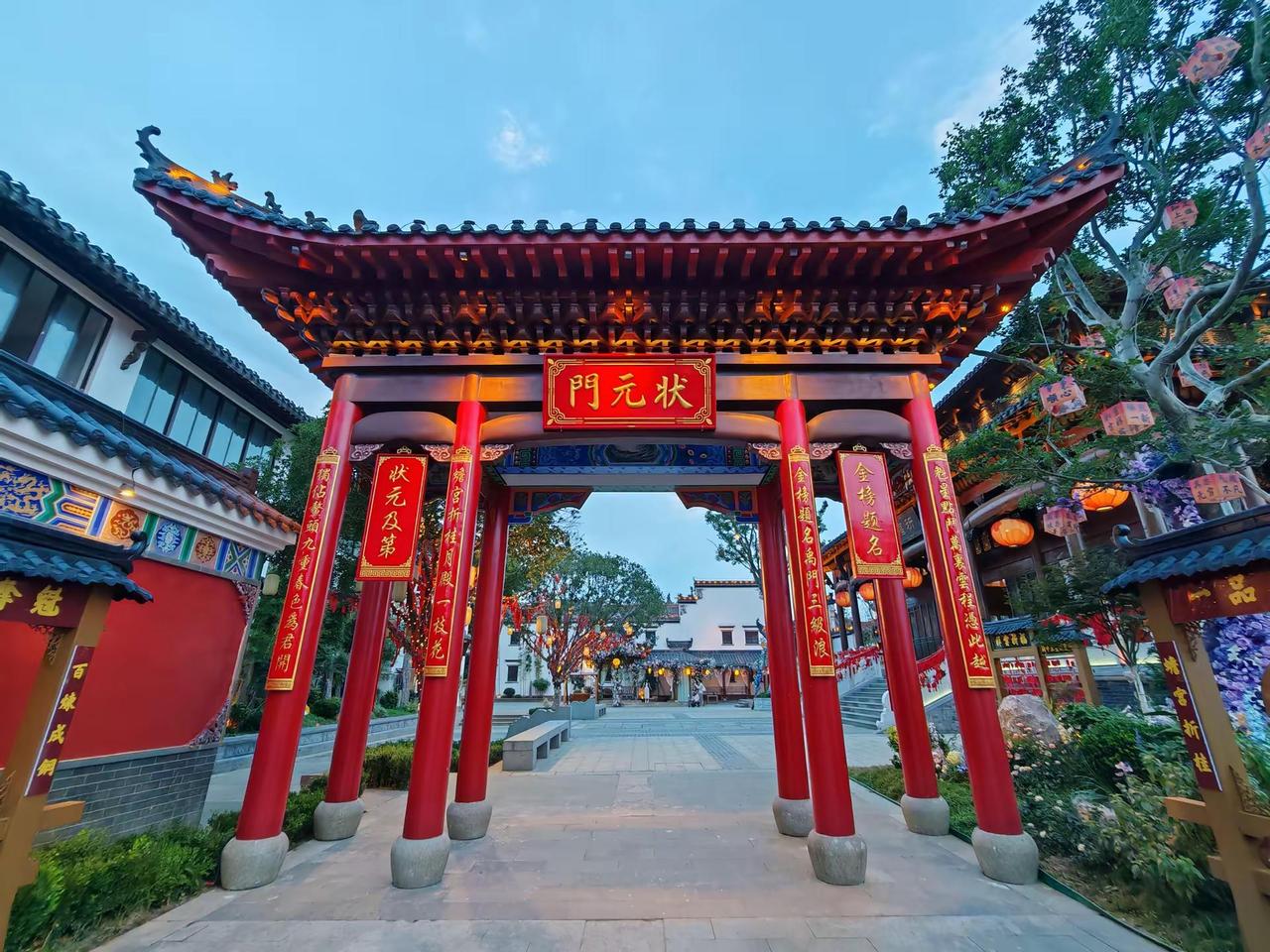 祥云湾状元门藏在水乡里的文脉新地标。云梦县的祥云湾文旅景区内，标志性景观“状元门