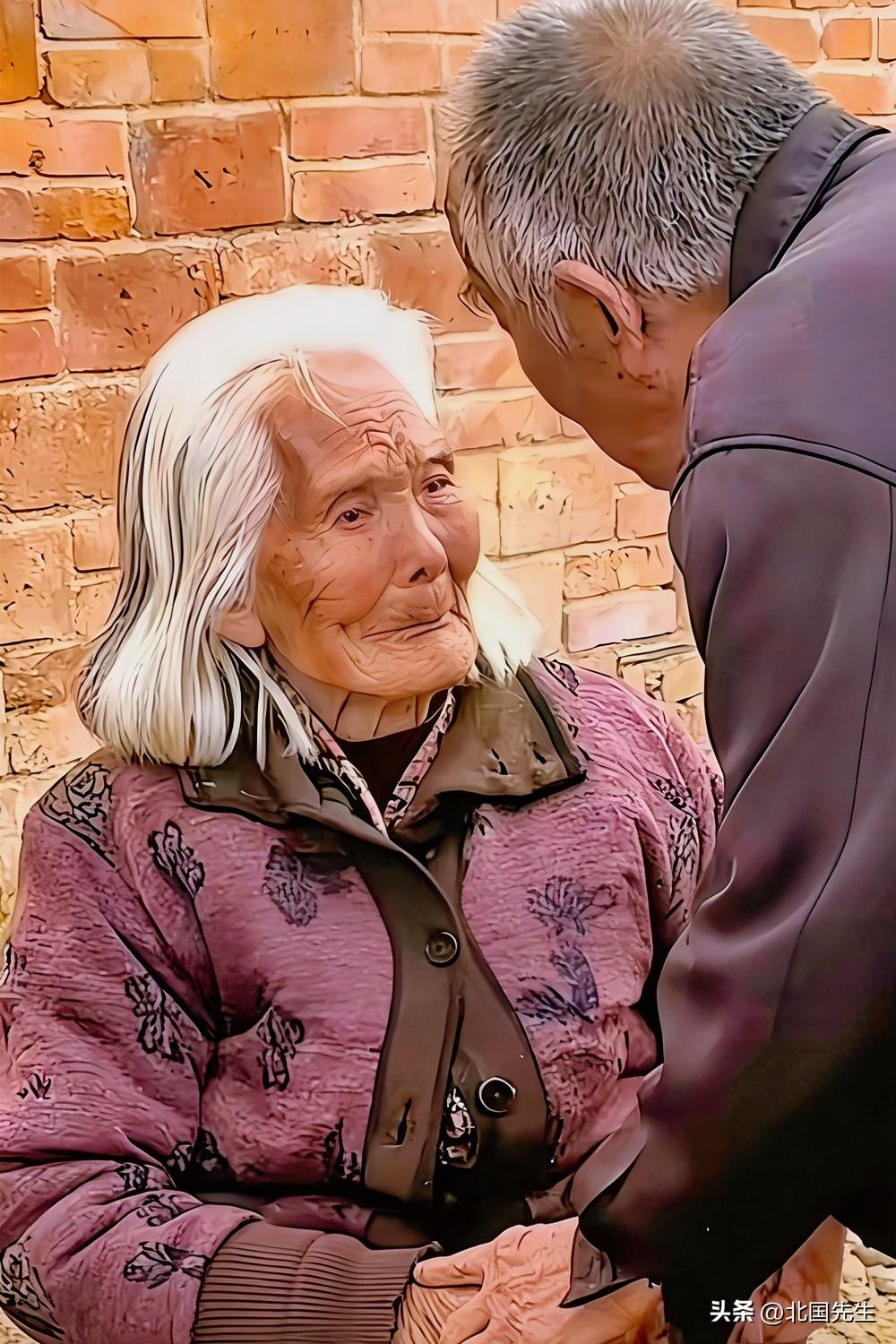 85岁的儿子俯下身子和满头白发的100岁老母亲告别，为何让全网破防？

母亲一句