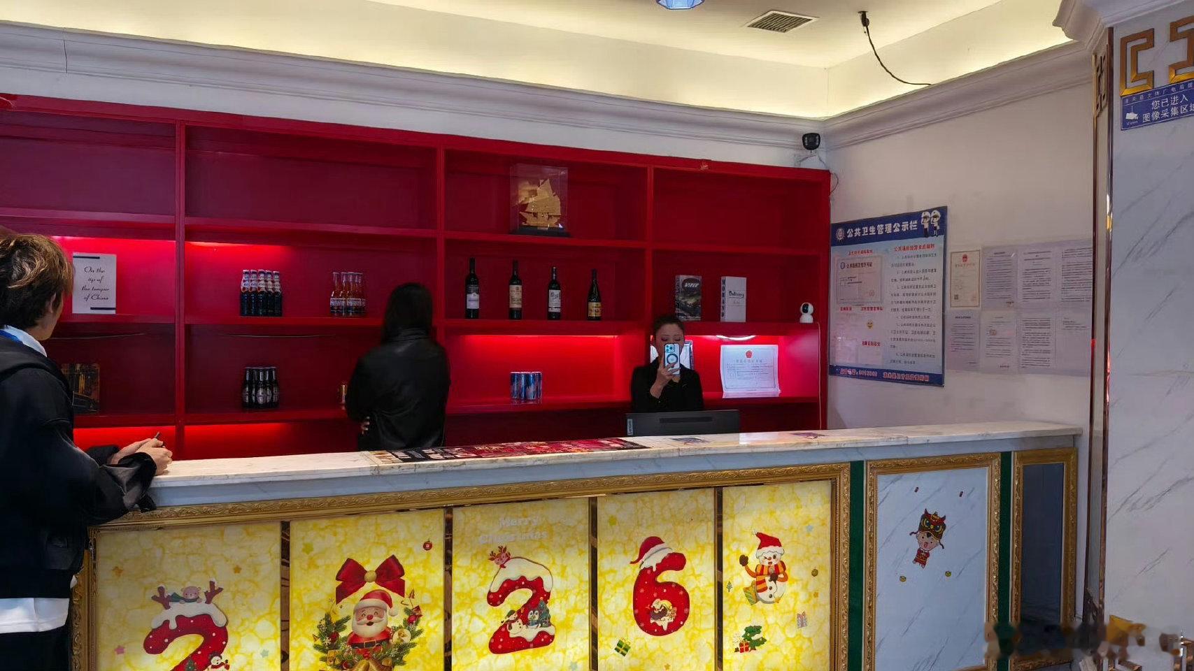 潼关县健康证公示栏空白，莫让娱乐场所成健康盲区公共场所卫生安全，是守护群众健康的