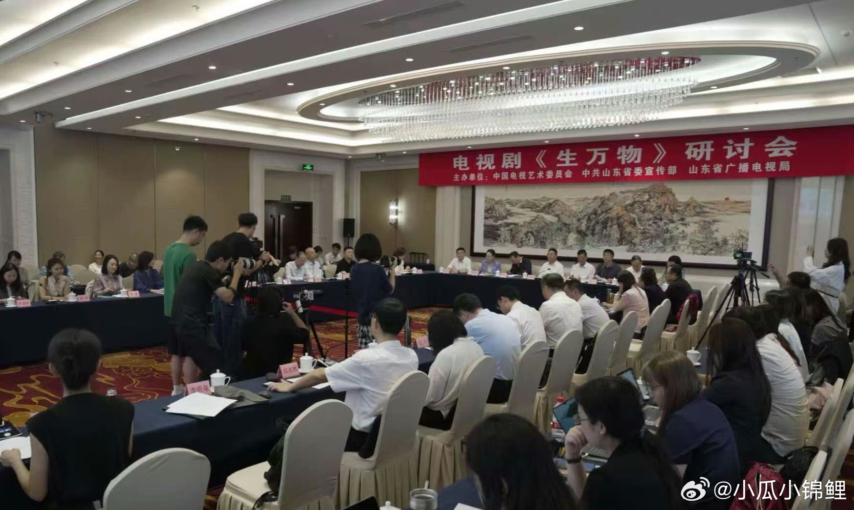 杨幂现身生万物研讨会生万物研讨会杨幂出席优秀的演员优秀的剧都很棒 ​​​
