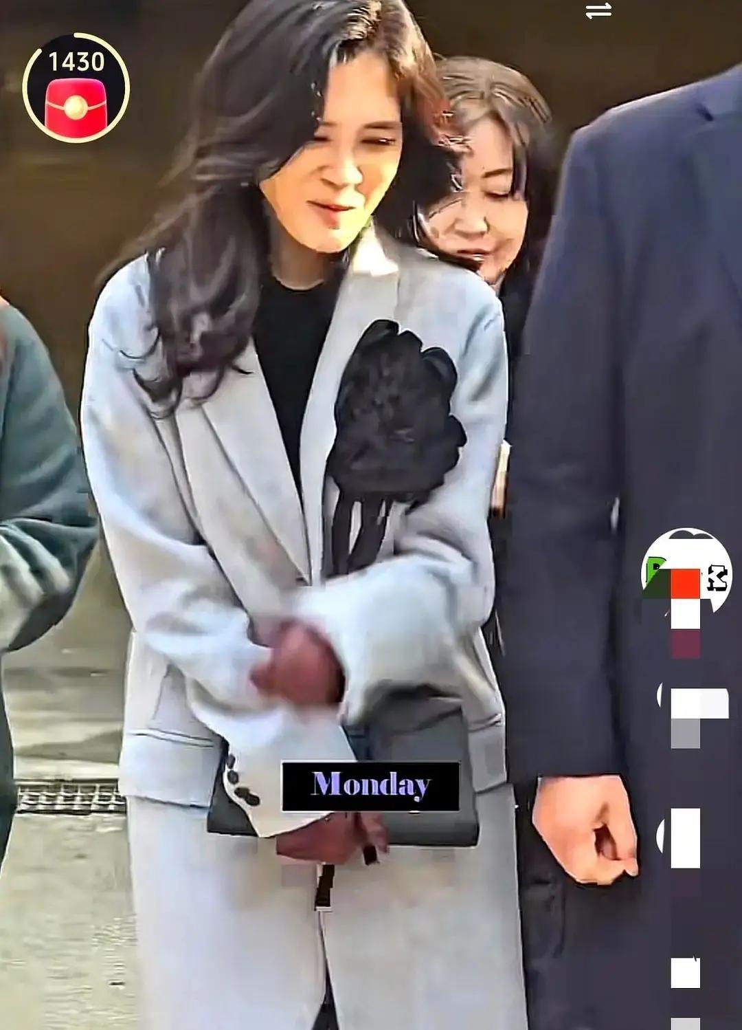 刷到李富真走路视频，我直接笑出声。
 
三星长公主，走路却像刚下班的社畜——腿微