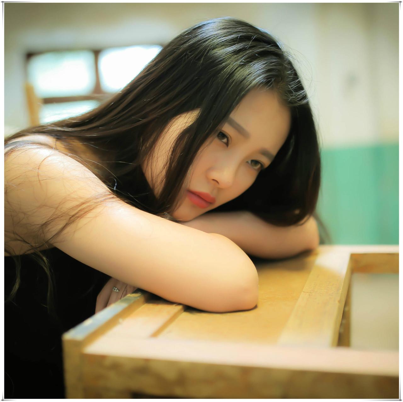 爱情啊，可不是童话里那种把对方想象得完美无缺。
真正的爱，是当你看到了对方那些不
