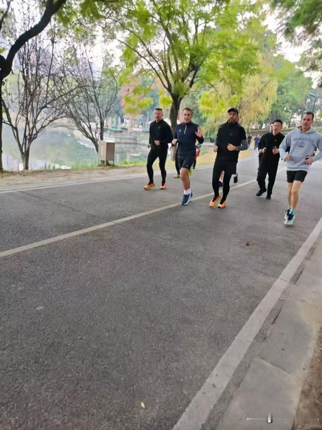 法国总统马克龙会掐算天气？
前段时间，成都笼罩在一片雾蒙蒙之中，不说伸手不见五指