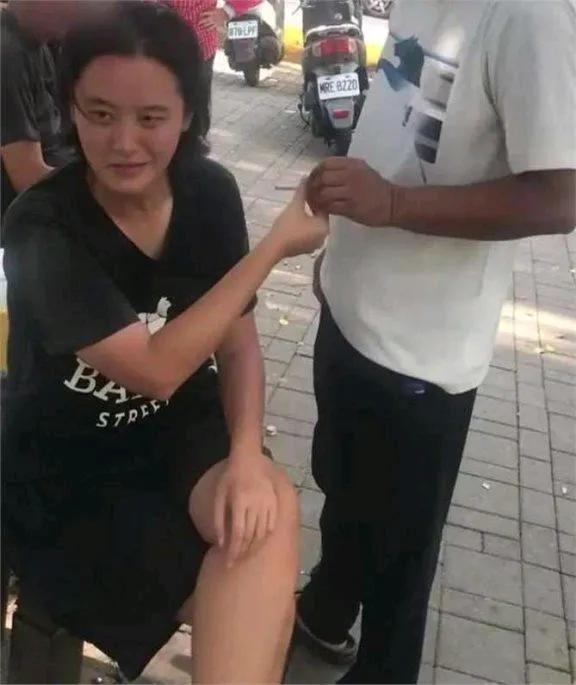 林靖恩公开和中年油腻大叔混在一起，喝酒抽烟样样精通，凭她的美貌和身材，为什么不和