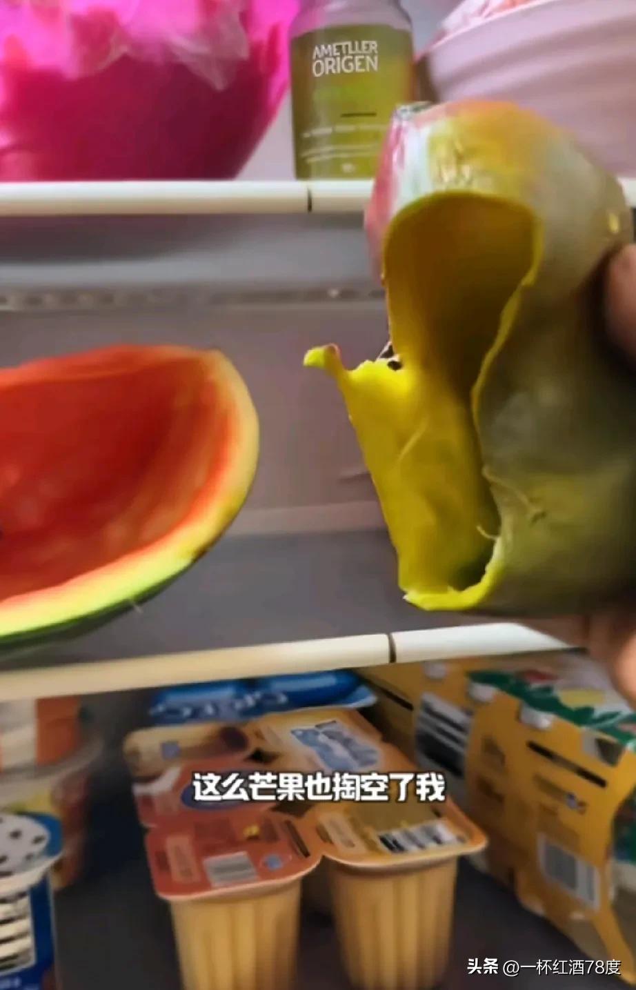 下班回家打开冰箱准备吃点啥，老婆给留的水果和蛋糕，感动的心一下就热了，但拿起一看