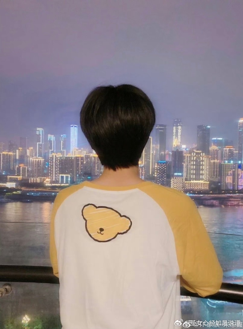 为什么他穿上儿童睡衣会这么显小😂感觉还是我家宝宝呢，他才3岁，马上就被我搂在怀