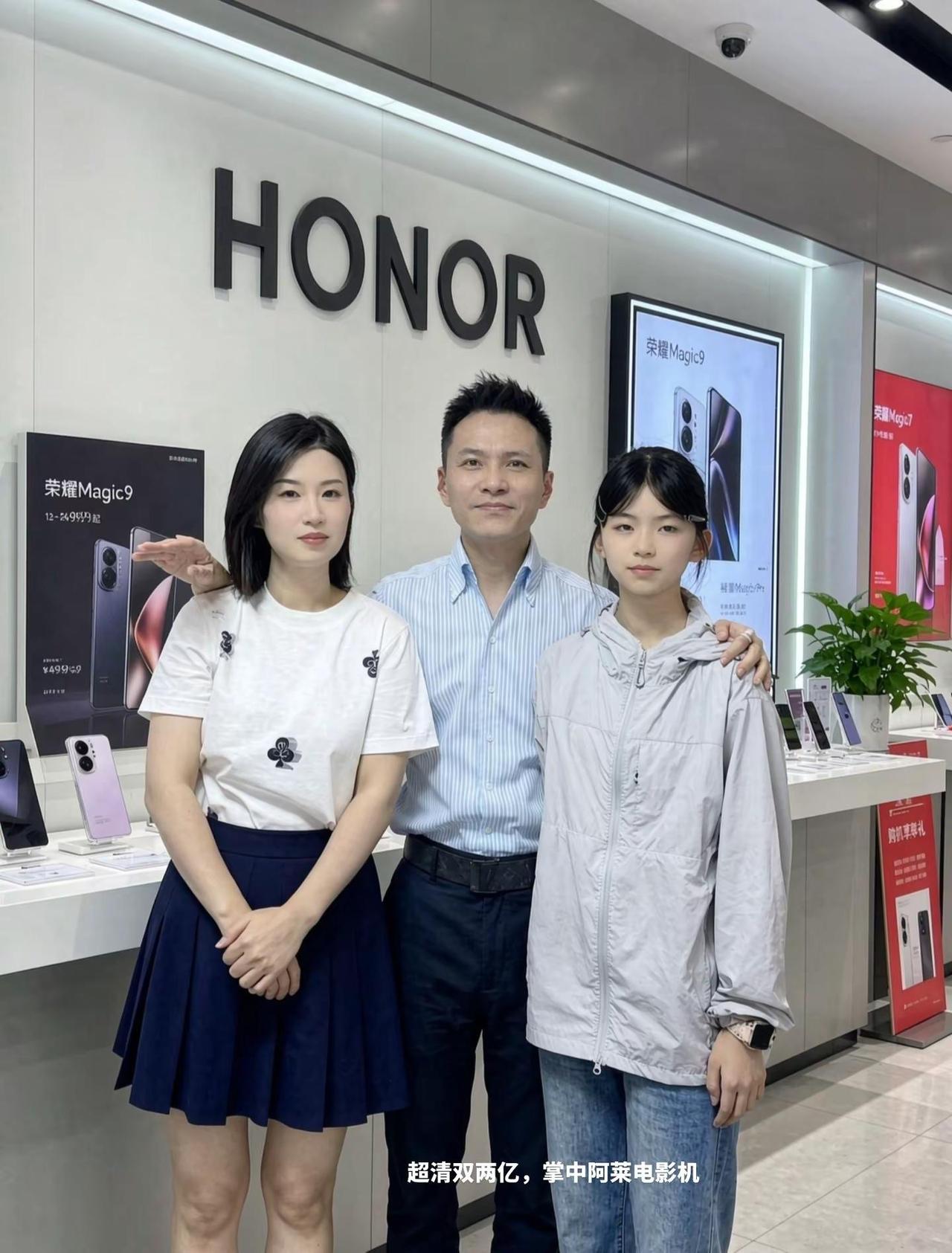 @荣耀手机索图和小眼妹带女儿来买手机索图 小眼妹