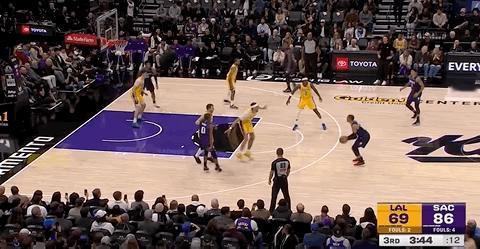 威少3分再中！领先湖人20分！

三节比赛，威少三分球6投4中，湖人全队三分球2