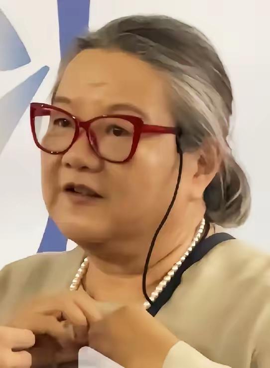 她虽然胖，但是一脸善良、亲切，一脸福相，真诚、坦荡、通透，满满正能量。
这老太太