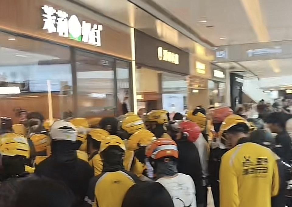 满门店的骑手，是大众对国货奶茶最实在的认可。
遭遇商标纠纷索赔百万，转头捐款百万