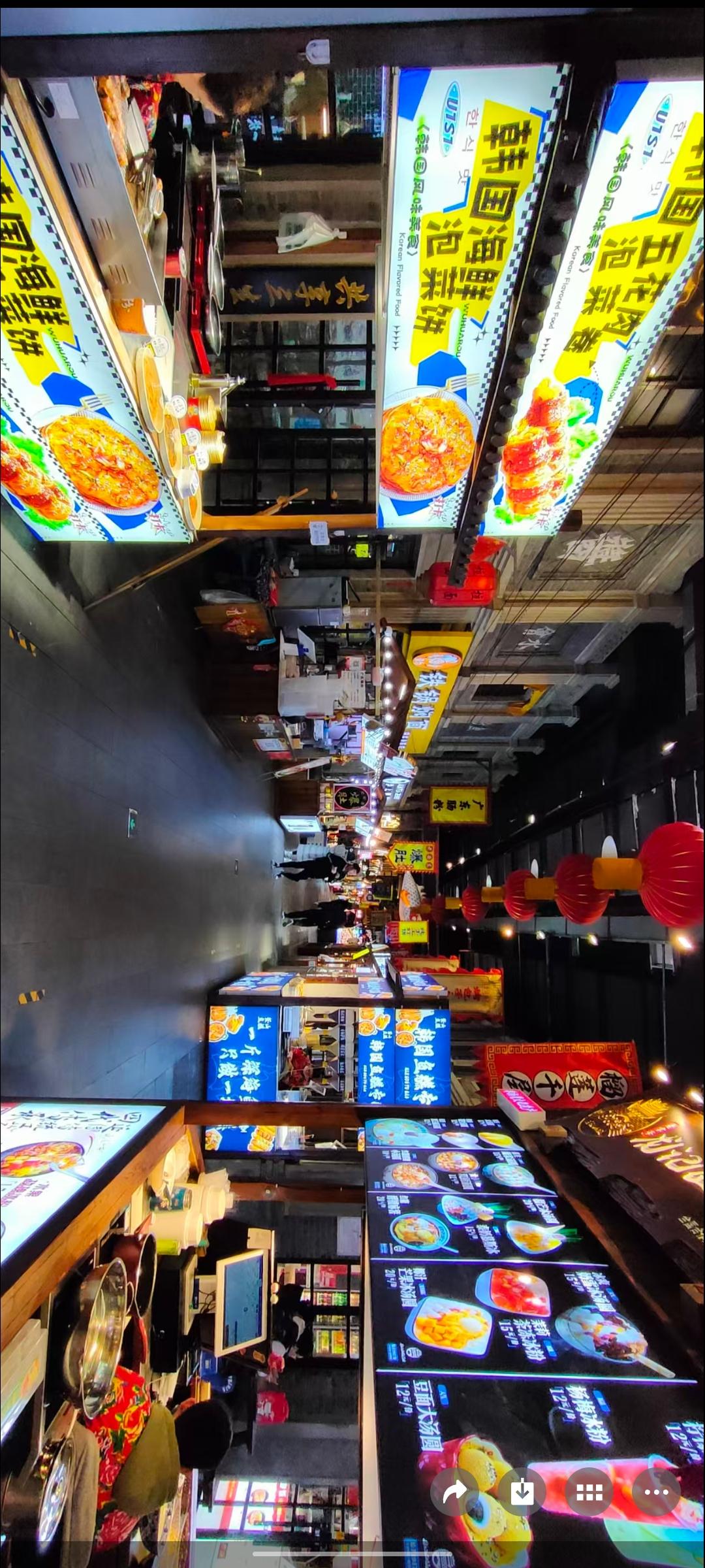 灯火阑珊处，美食琳琅满目，尽在热闹的夜市中。🌟🍜🍢