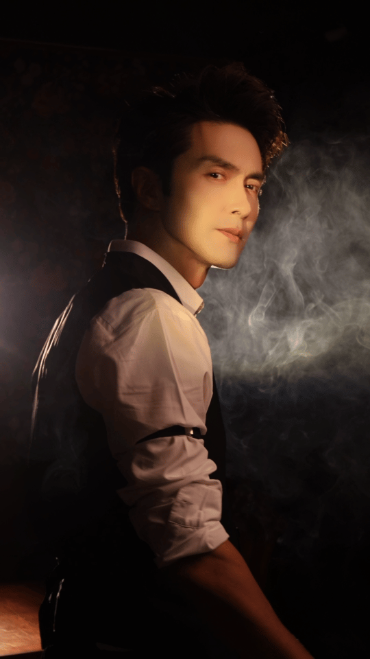 高伟光眼神比唇先落吻 救命！高伟光这西装马甲配金丝眼镜的造型也太蛊了！矜贵慵懒的