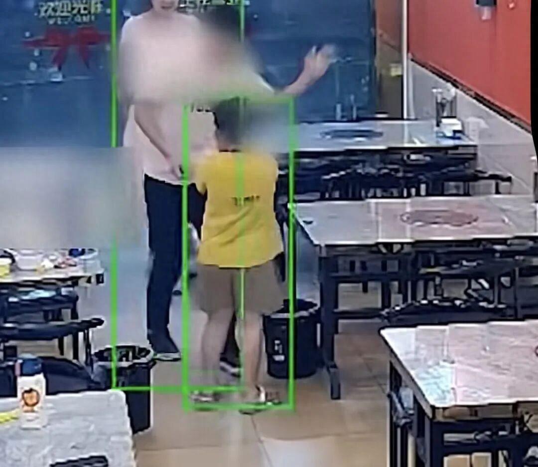 6月16日浙江台州一家烤鱼店内，店主六岁儿子被店里熟客当众扇了一巴掌，男子还想再