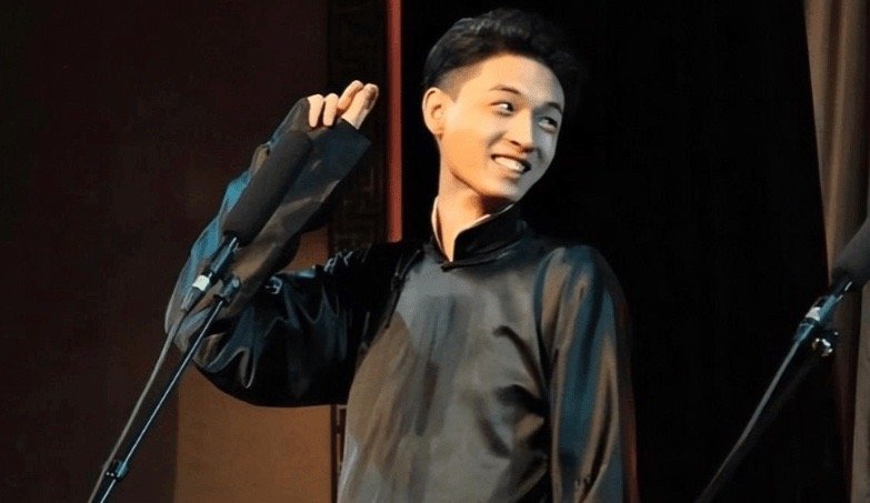 拜粉丝所赐，秦霄贤被人民网点名批评，前任辛雨锡报警再添一把火。秦霄贤最近被前任女