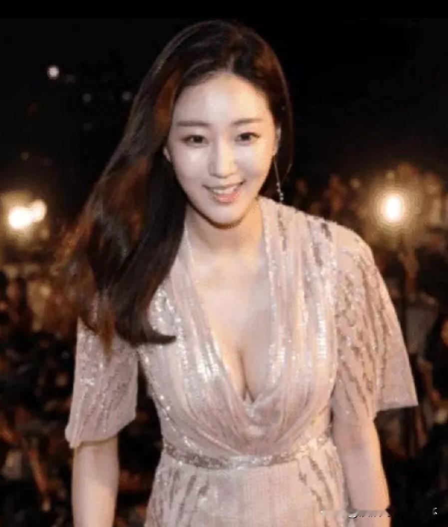 金莎朗，一位在韩国极具知名度的演员和模特，出生于1978年1月12日，毕业于龙仁