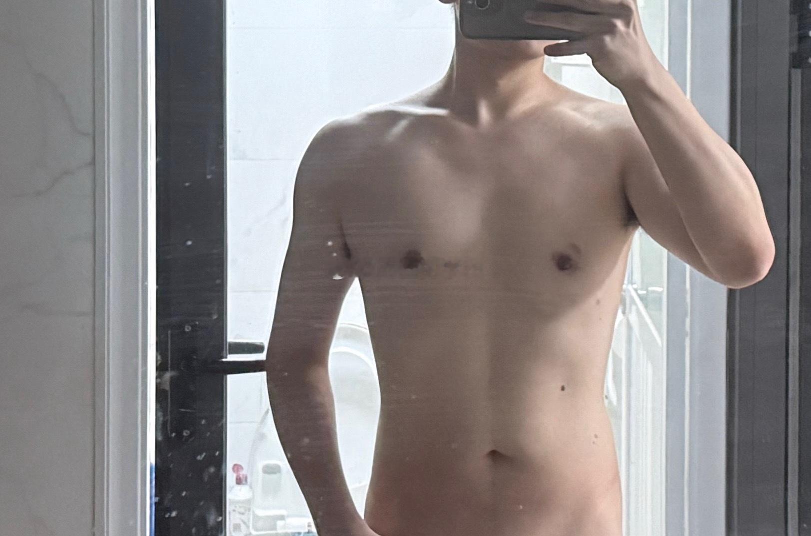 今晚吃了些蚕豆和半包薯片 还吃了好几个桃但是也有锻炼哦