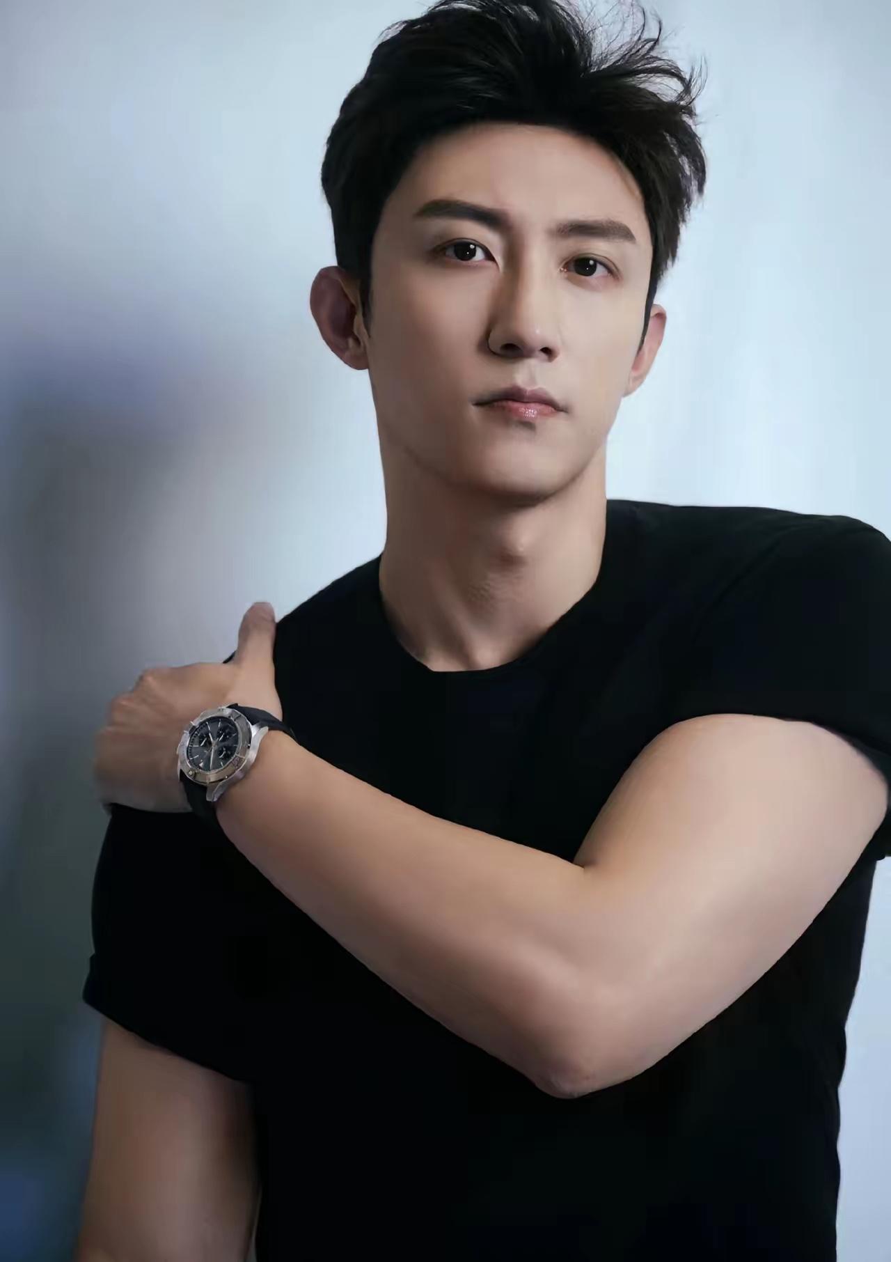 原来黄景瑜只上了初中……读完初中后，他没有上高中，而是去了辽东学院，学习空乘，其