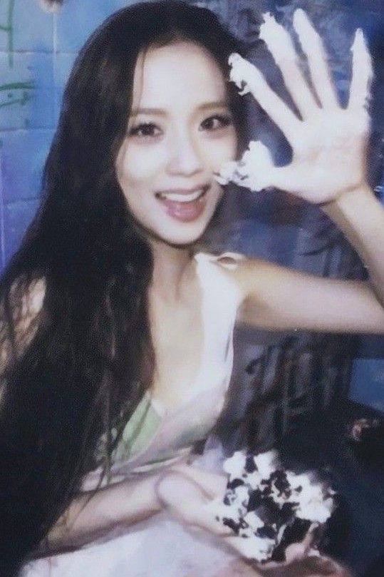 我们一起喜洋洋过生日的时候把金智秀这张图片打开你就会得到和智秀一起摸奶油的快乐 