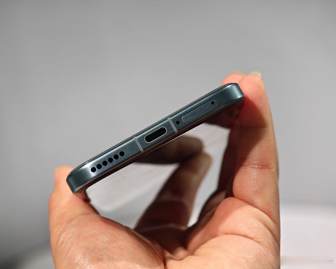 荣耀Magic8 RSR保时捷设计现场实拍！跑车的饱满线条感展现的淋漓尽致，拿在